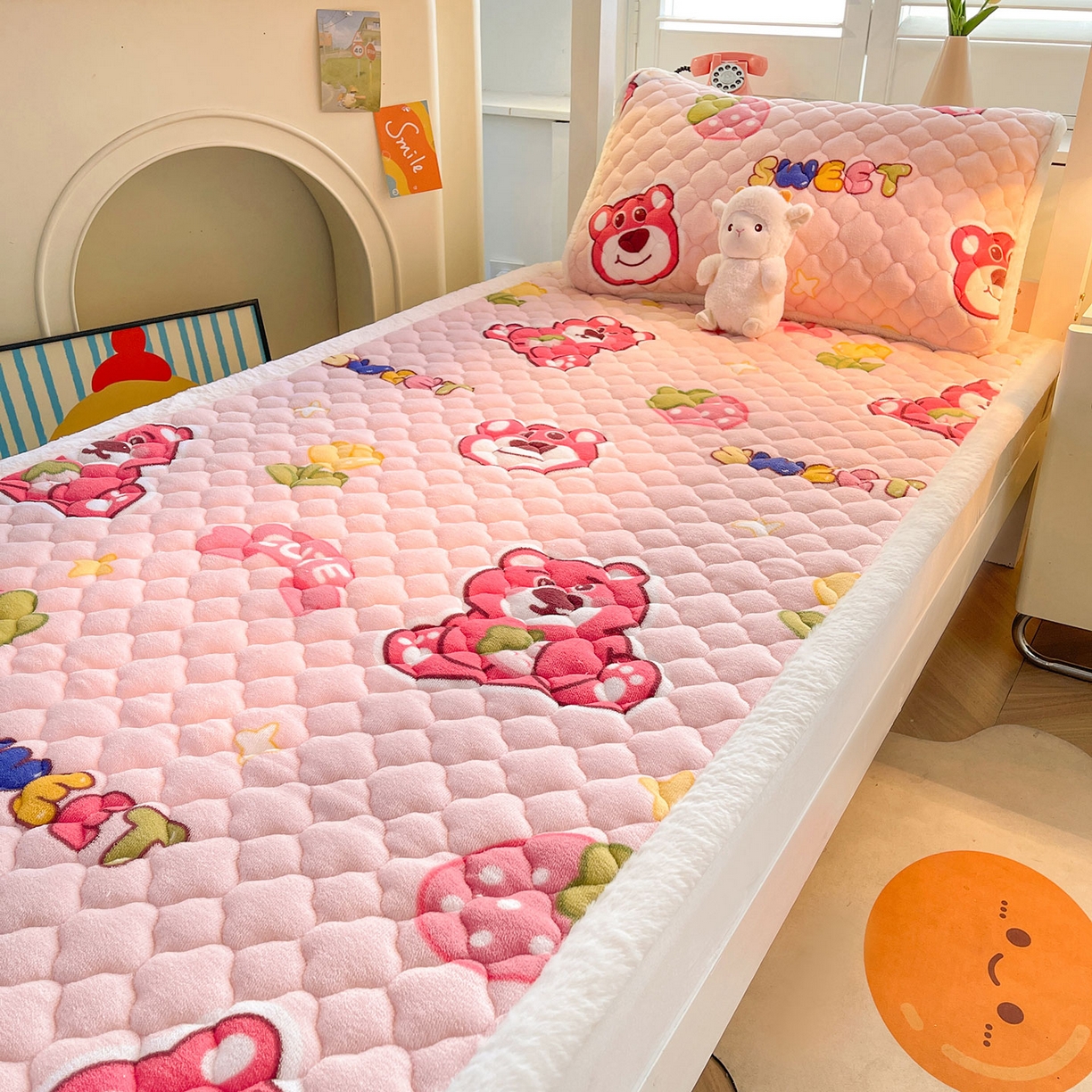 91家纺网 家纺一手货源 找家纺 喜居 2025新款加厚印花牛奶绒夹棉床垫床褥垫褥子床护垫 草莓小熊