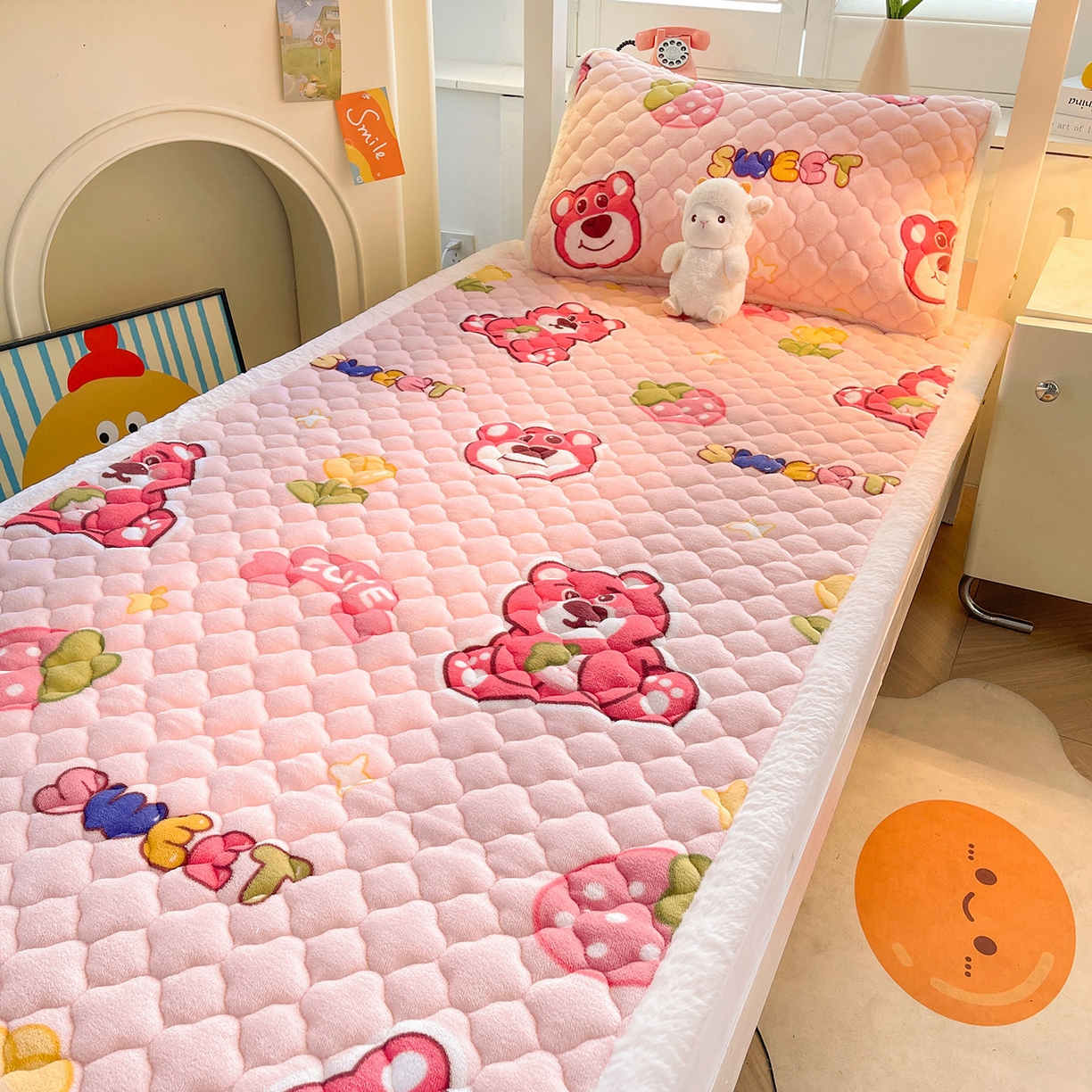 91家纺网 家纺一手货源 找家纺 喜居 2025新款加厚印花牛奶绒夹棉床垫床褥垫褥子床护垫 草莓小熊