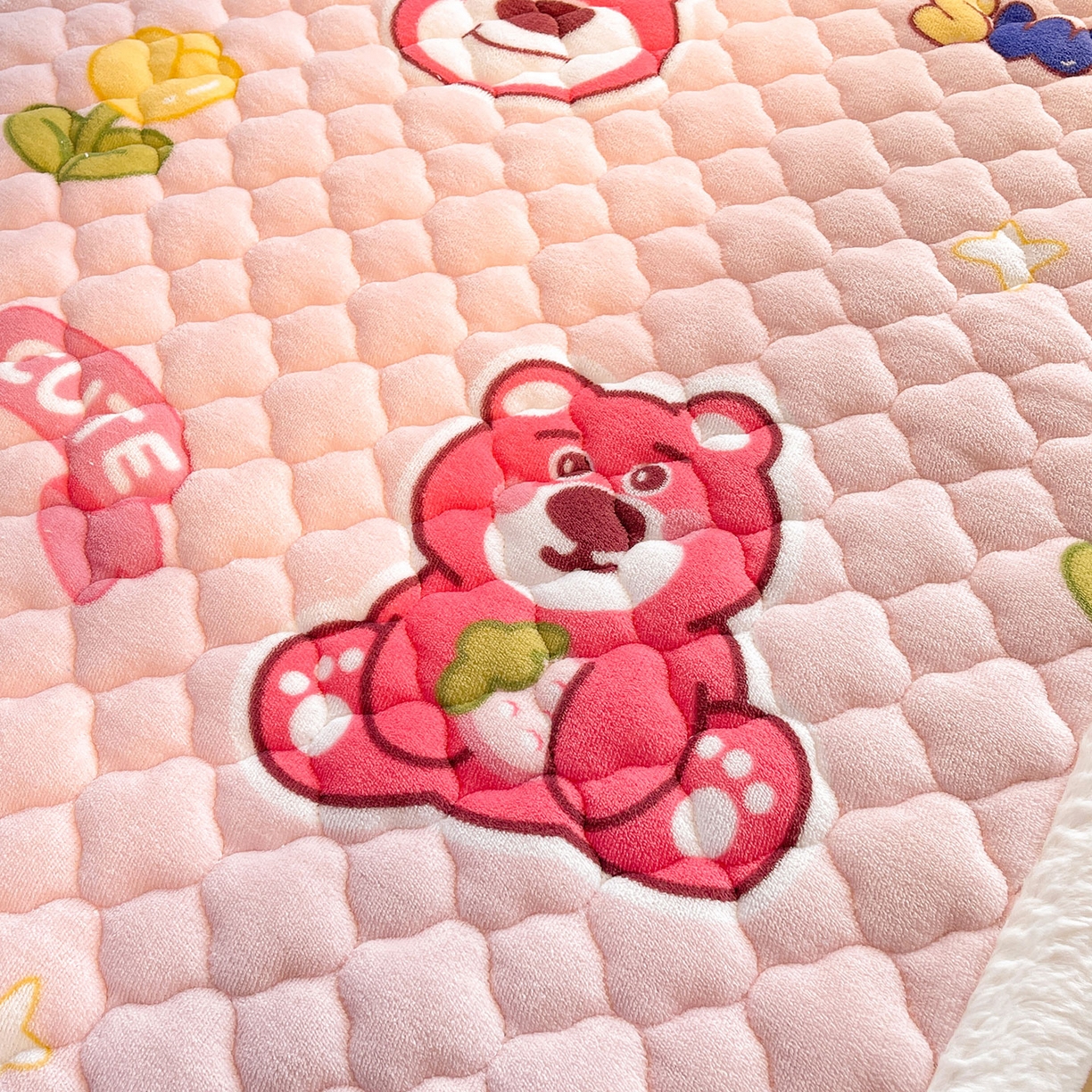 91家纺网 家纺一手货源 找家纺 喜居 2025新款加厚印花牛奶绒夹棉床垫床褥垫褥子床护垫 草莓小熊