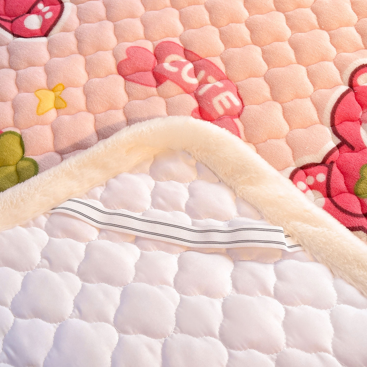 91家纺网 家纺一手货源 找家纺 喜居 2025新款加厚印花牛奶绒夹棉床垫床褥垫褥子床护垫 草莓小熊