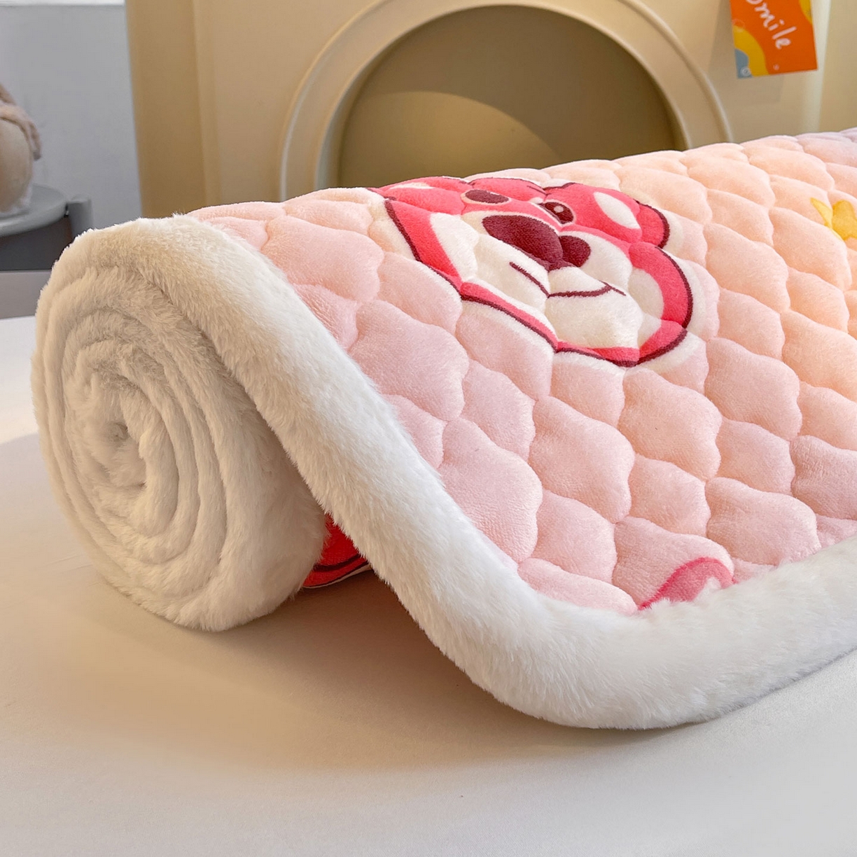 91家纺网 家纺一手货源 找家纺 喜居 2025新款加厚印花牛奶绒夹棉床垫床褥垫褥子床护垫 草莓小熊