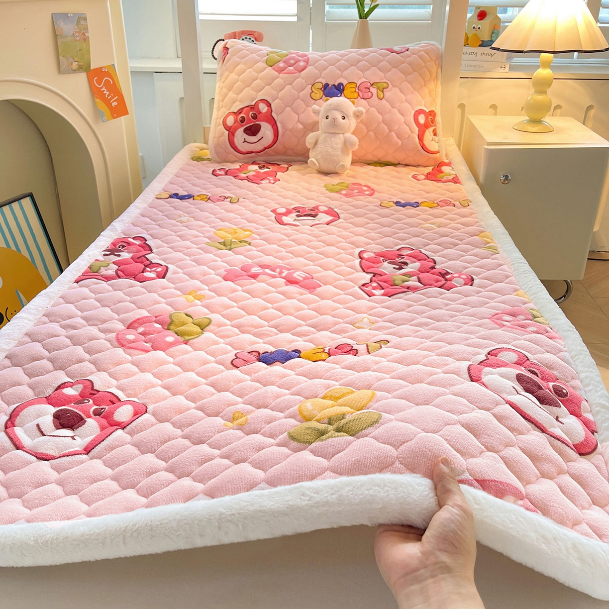 91家纺网 家纺一手货源 找家纺 喜居 2025新款加厚印花牛奶绒夹棉床垫床褥垫褥子床护垫 草莓小熊