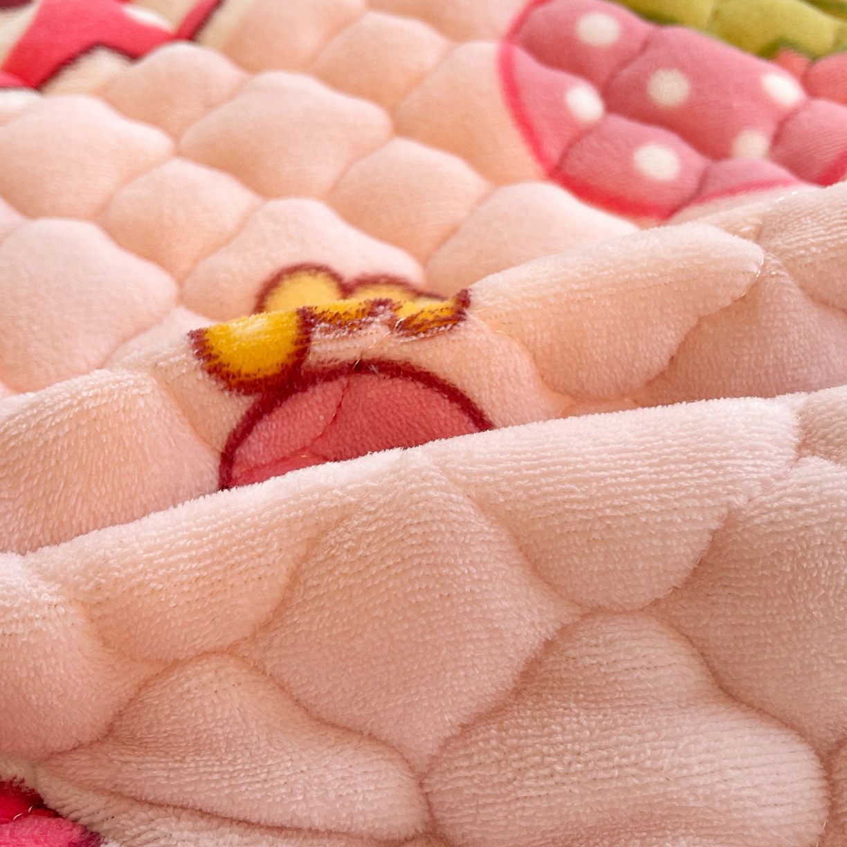 91家纺网 家纺一手货源 找家纺 喜居 2025新款加厚印花牛奶绒夹棉床垫床褥垫褥子床护垫 草莓小熊