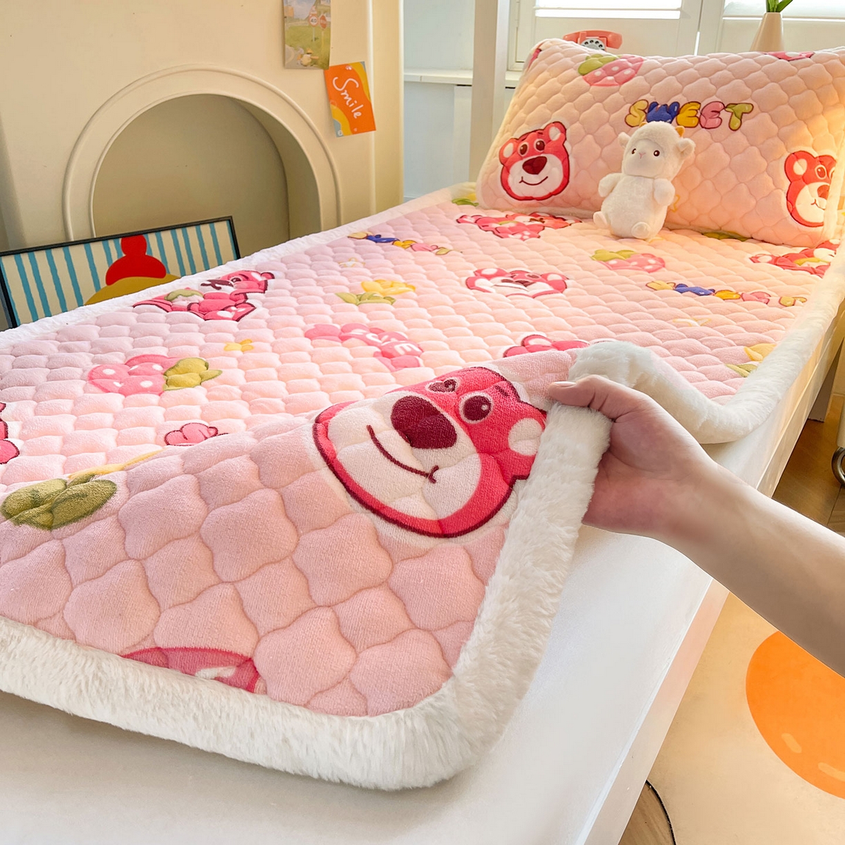 91家纺网 家纺一手货源 找家纺 喜居 2025新款加厚印花牛奶绒夹棉床垫床褥垫褥子床护垫 草莓小熊