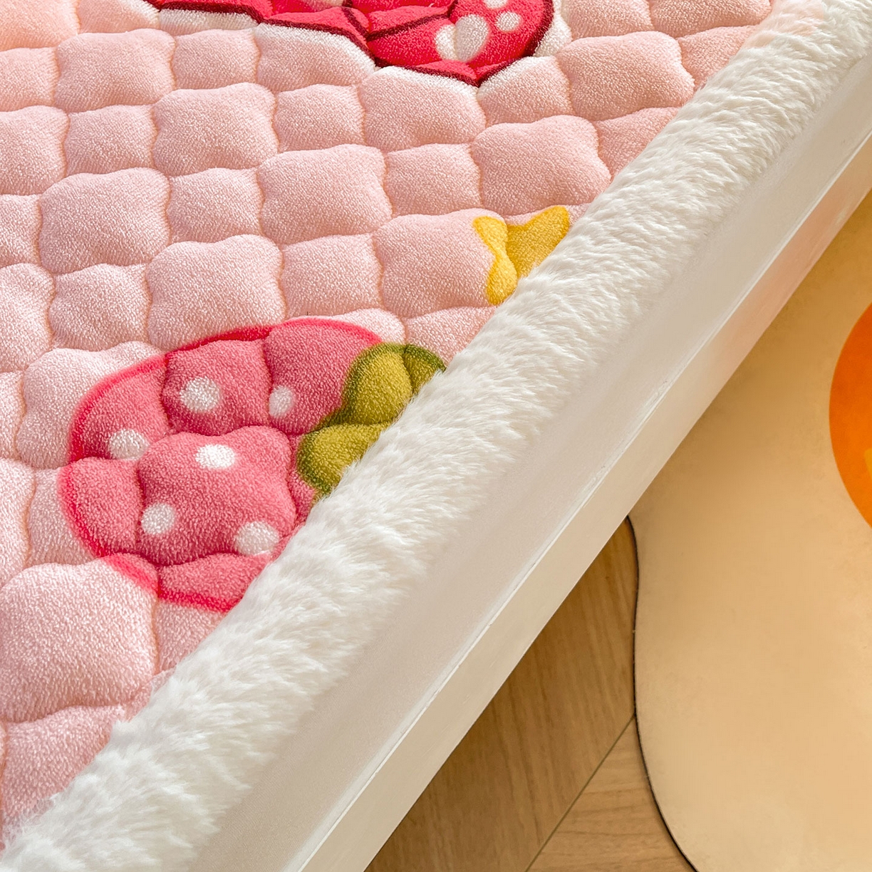 91家纺网 家纺一手货源 找家纺 喜居 2025新款加厚印花牛奶绒夹棉床垫床褥垫褥子床护垫 草莓小熊