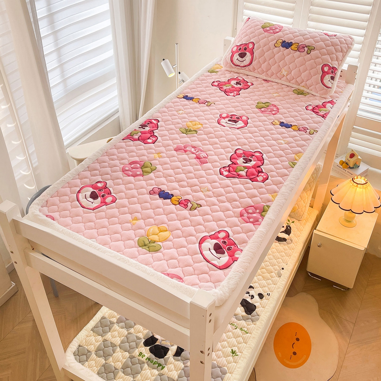 91家纺网 家纺一手货源 找家纺 喜居 2025新款加厚印花牛奶绒夹棉床垫床褥垫褥子床护垫 草莓小熊