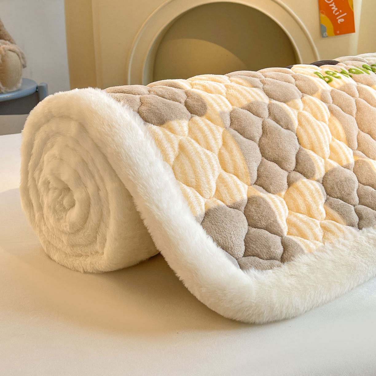 91家纺网 家纺一手货源 找家纺 喜居 2025新款加厚印花牛奶绒夹棉床垫床褥垫褥子床护垫 小灰熊猫