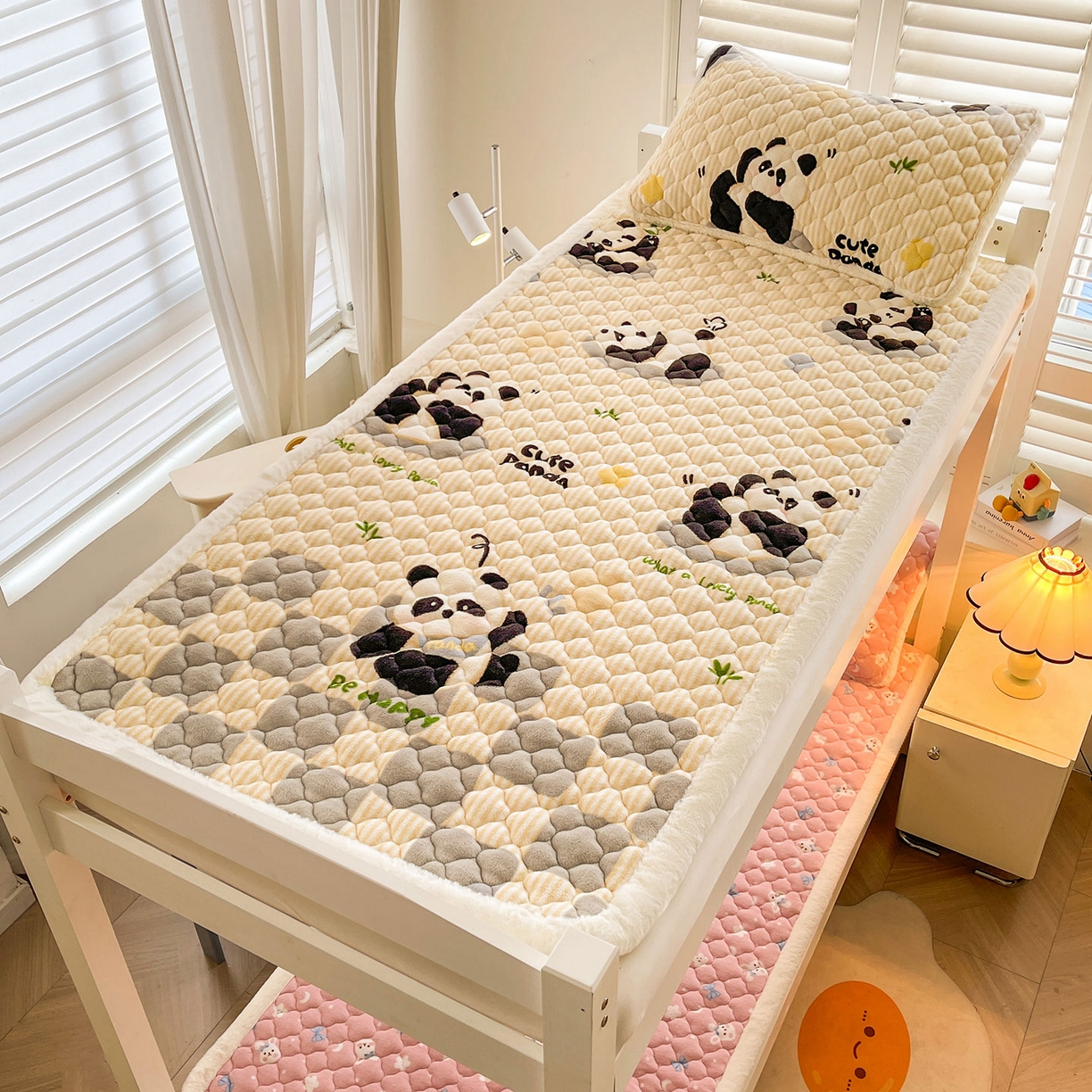 91家纺网 家纺一手货源 找家纺 喜居 2025新款加厚印花牛奶绒夹棉床垫床褥垫褥子床护垫 小灰熊猫