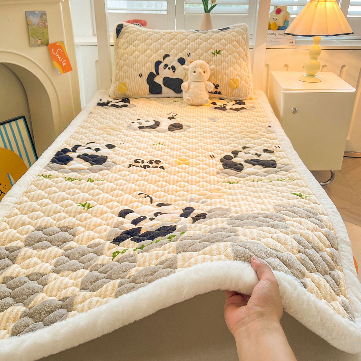 91家纺网 家纺一手货源 找家纺 喜居 2025新款加厚印花牛奶绒夹棉床垫床褥垫褥子床护垫 小灰熊猫