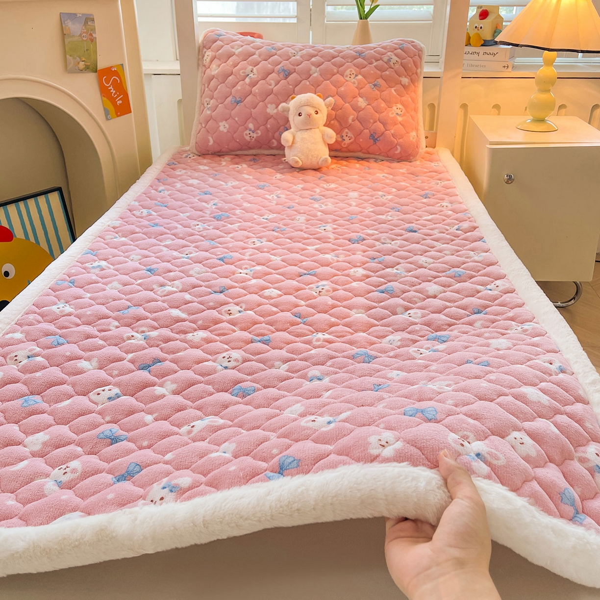 91家纺网 家纺一手货源 找家纺 喜居 2025新款加厚印花牛奶绒夹棉床垫床褥垫褥子床护垫 粉粉兔