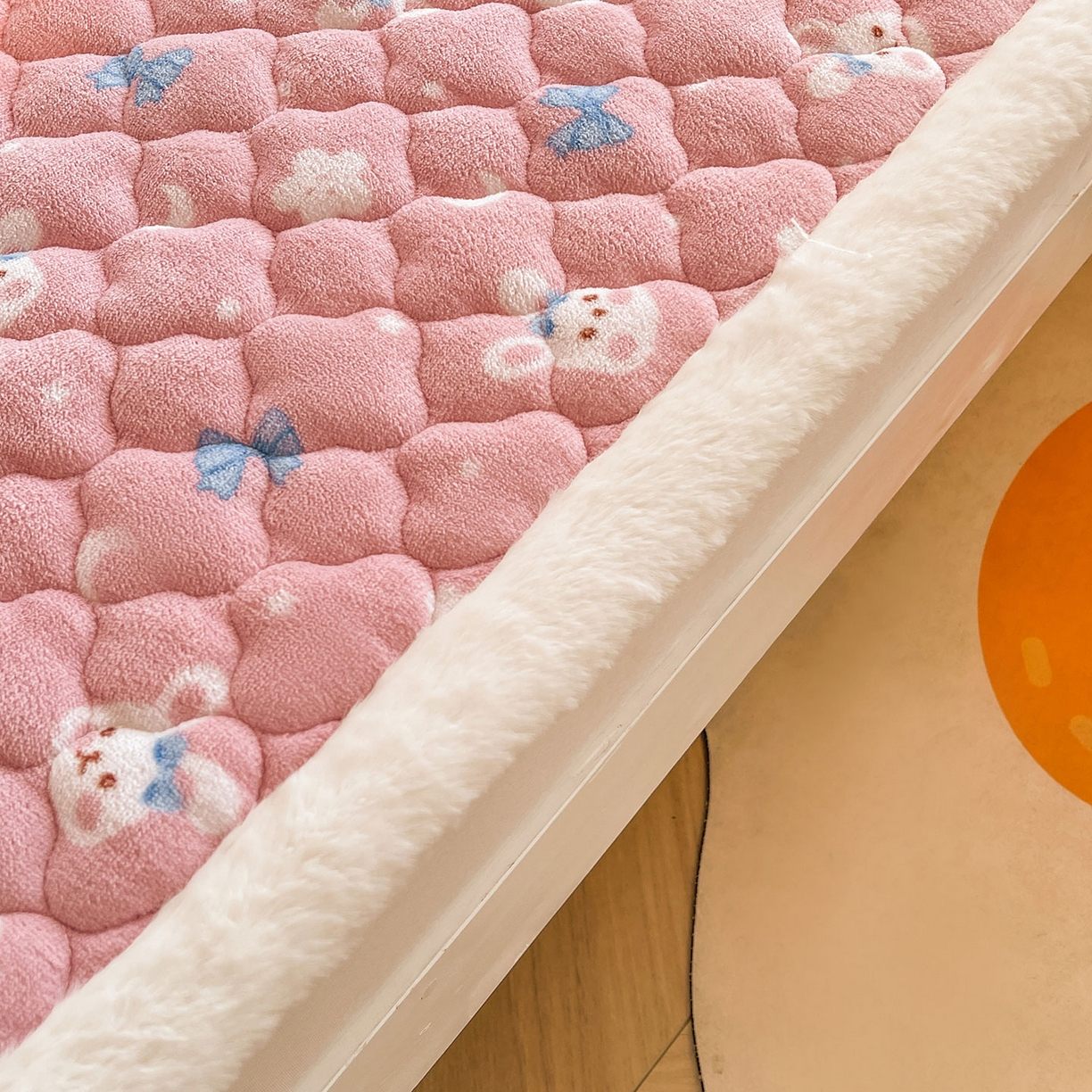 91家纺网 家纺一手货源 找家纺 喜居 2025新款加厚印花牛奶绒夹棉床垫床褥垫褥子床护垫 粉粉兔