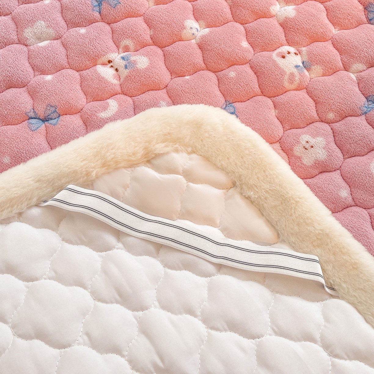 91家纺网 家纺一手货源 找家纺 喜居 2025新款加厚印花牛奶绒夹棉床垫床褥垫褥子床护垫 粉粉兔