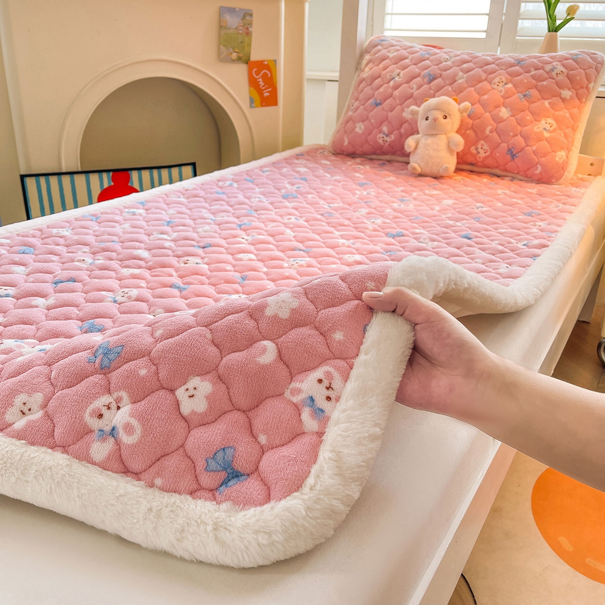 91家纺网 家纺一手货源 找家纺 喜居 2025新款加厚印花牛奶绒夹棉床垫床褥垫褥子床护垫 粉粉兔