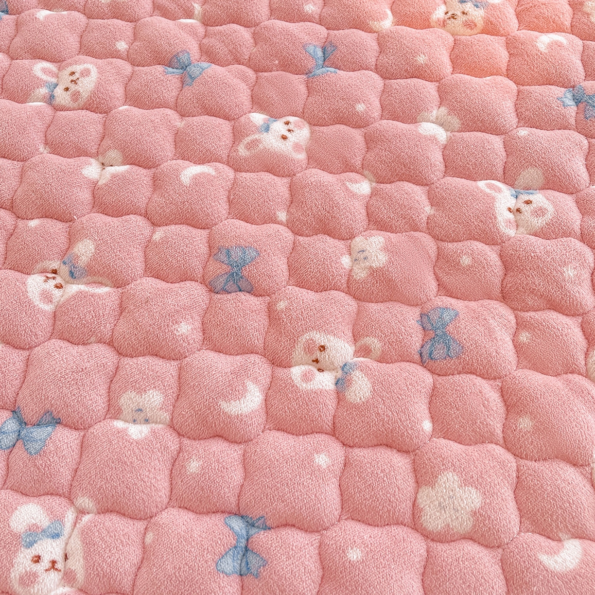 91家纺网 家纺一手货源 找家纺 喜居 2025新款加厚印花牛奶绒夹棉床垫床褥垫褥子床护垫 粉粉兔