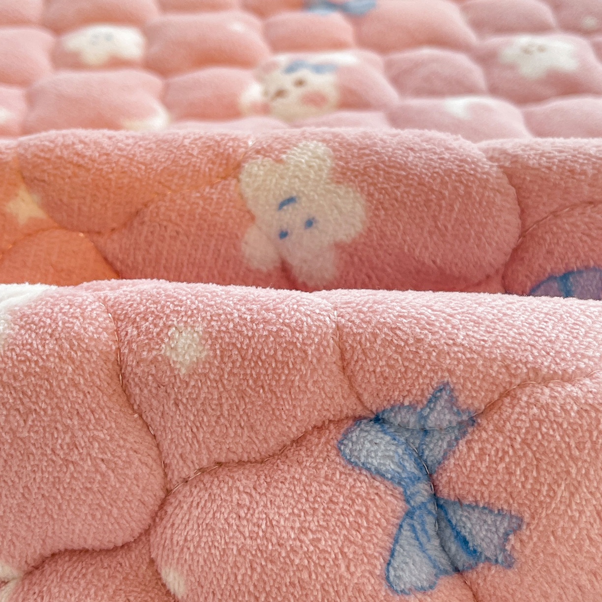 91家纺网 家纺一手货源 找家纺 喜居 2025新款加厚印花牛奶绒夹棉床垫床褥垫褥子床护垫 粉粉兔