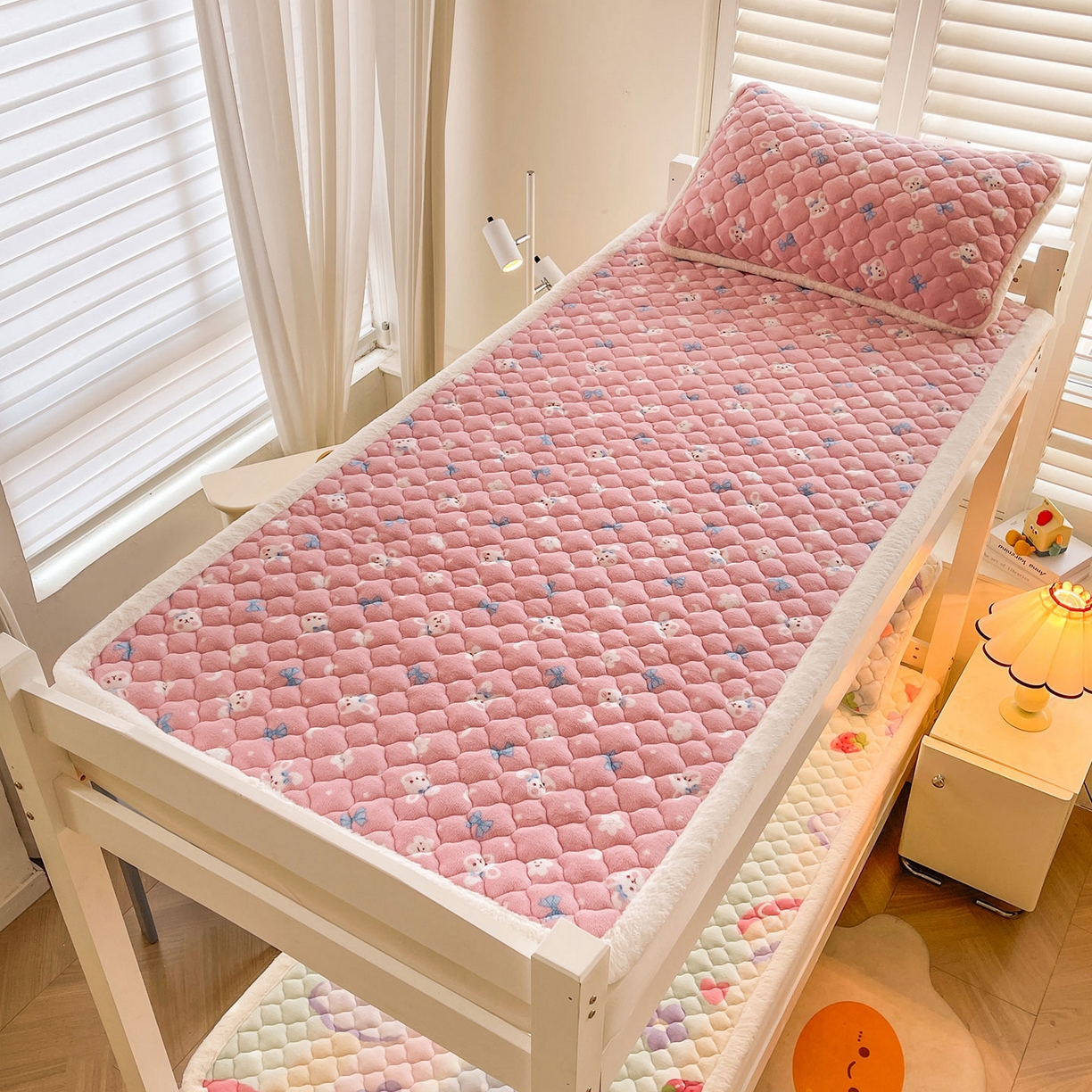 91家纺网 家纺一手货源 找家纺 喜居 2025新款加厚印花牛奶绒夹棉床垫床褥垫褥子床护垫 粉粉兔