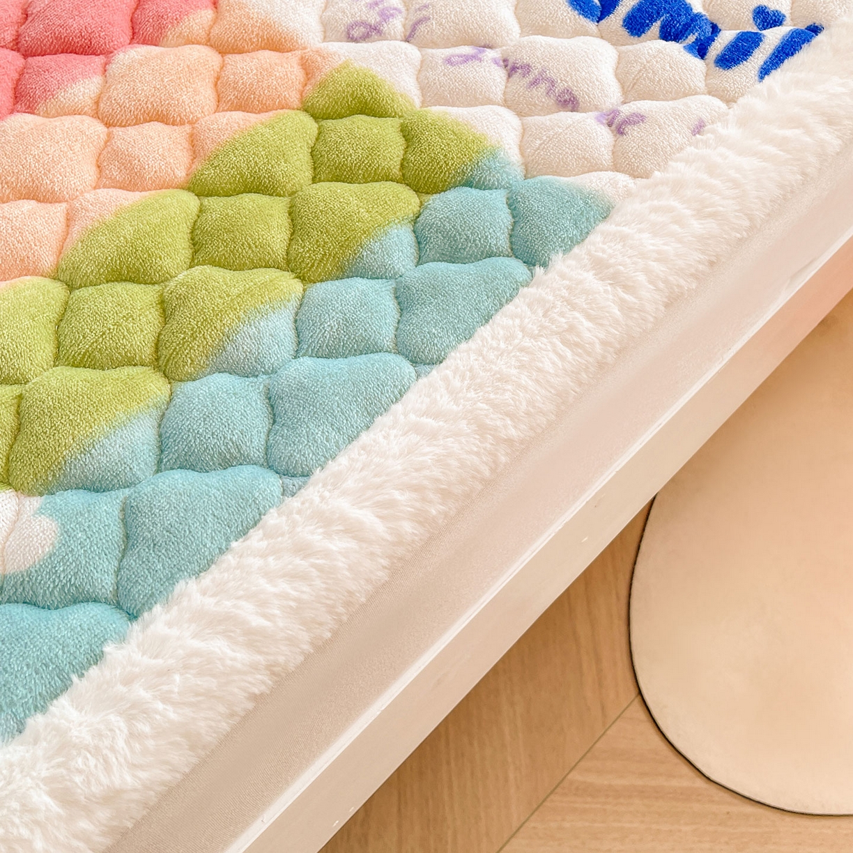 91家纺网 家纺一手货源 找家纺 喜居 2025新款加厚印花牛奶绒夹棉床垫床褥垫褥子床护垫 彩虹淘气