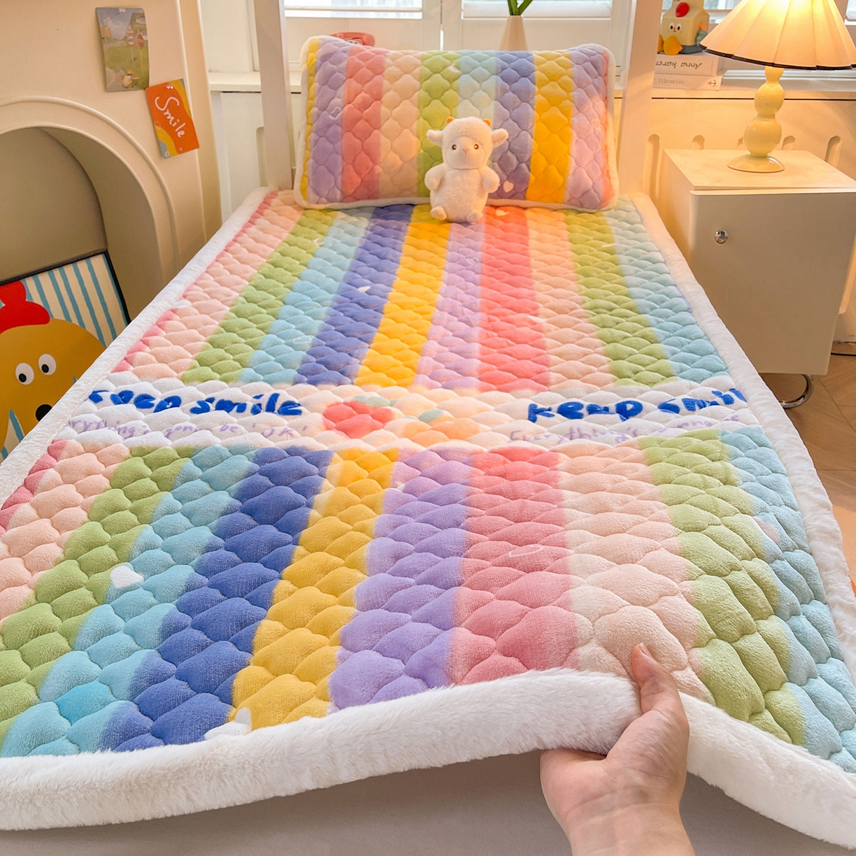 91家纺网 家纺一手货源 找家纺 喜居 2025新款加厚印花牛奶绒夹棉床垫床褥垫褥子床护垫 彩虹淘气