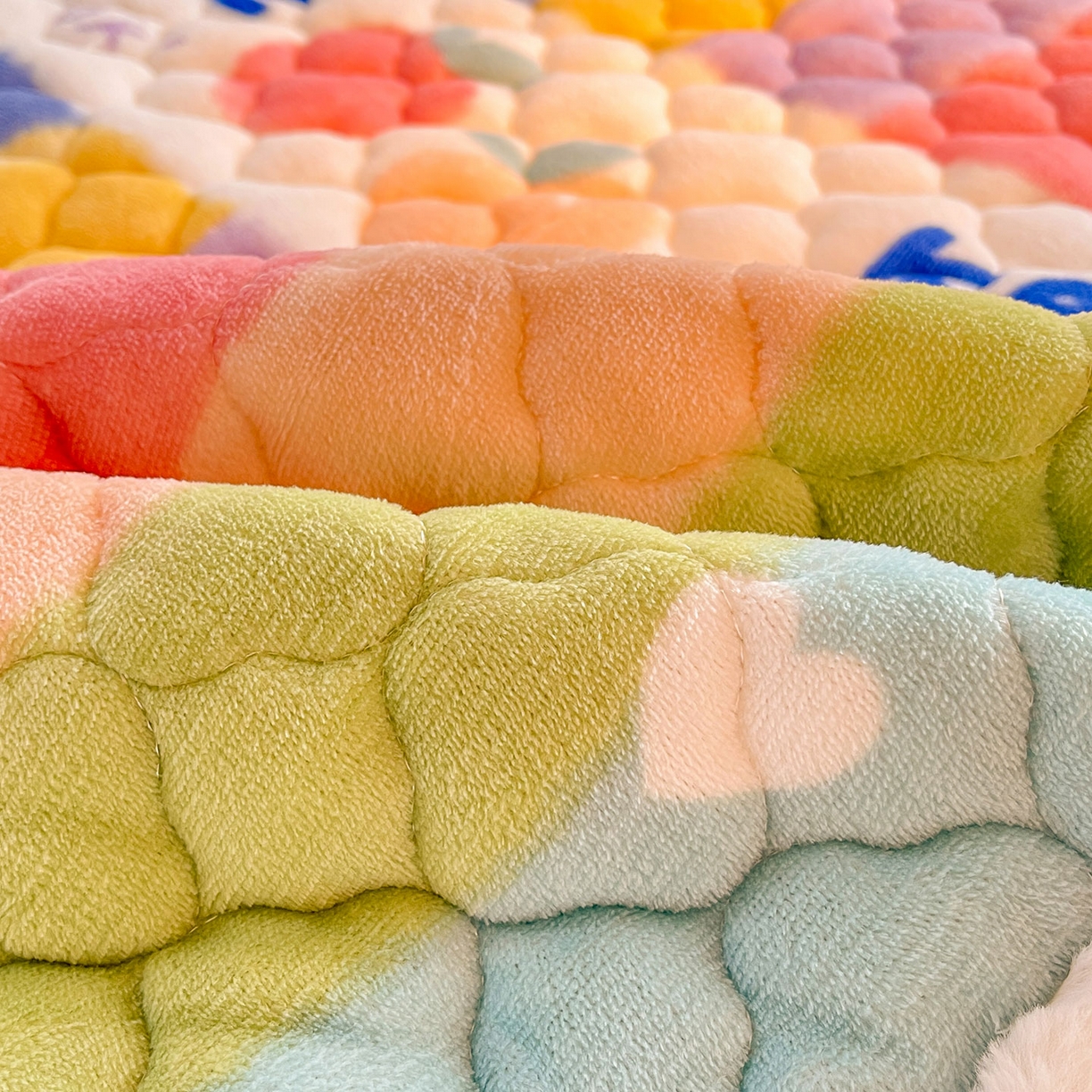 91家纺网 家纺一手货源 找家纺 喜居 2025新款加厚印花牛奶绒夹棉床垫床褥垫褥子床护垫 彩虹淘气