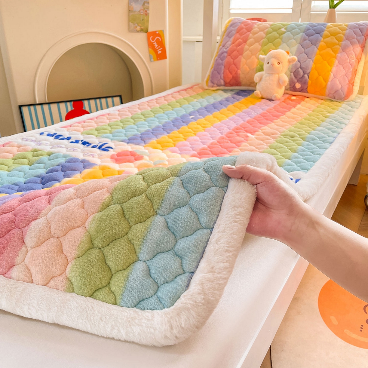 91家纺网 家纺一手货源 找家纺 喜居 2025新款加厚印花牛奶绒夹棉床垫床褥垫褥子床护垫 彩虹淘气
