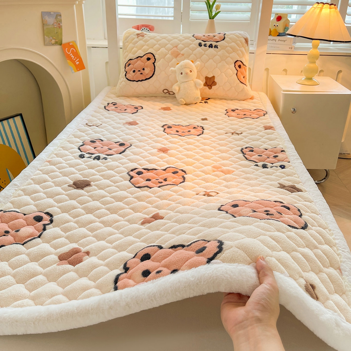 91家纺网 家纺一手货源 找家纺 喜居 2025新款加厚印花牛奶绒夹棉床垫床褥垫褥子床护垫 小熊宝