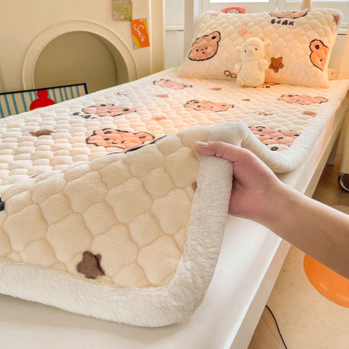 91家纺网 家纺一手货源 找家纺 喜居 2025新款加厚印花牛奶绒夹棉床垫床褥垫褥子床护垫 小熊宝