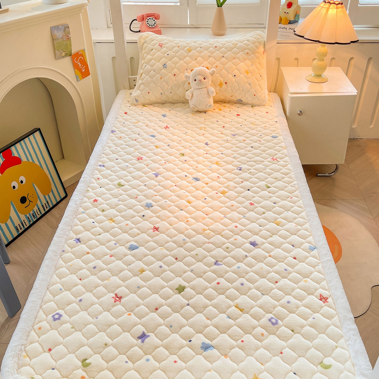 91家纺网 家纺一手货源 找家纺 喜居 2025新款加厚印花牛奶绒夹棉床垫床褥垫褥子床护垫 童话星空