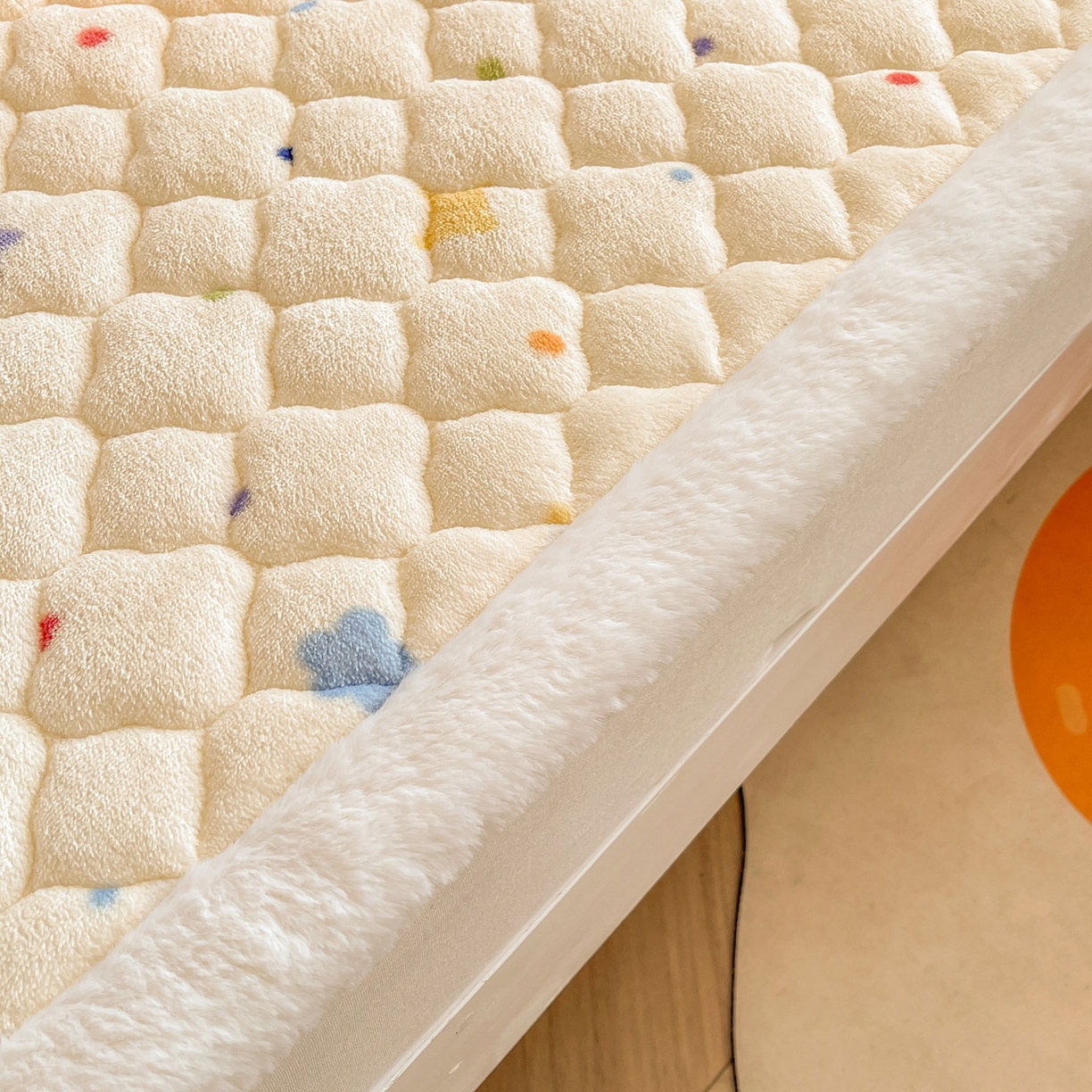 91家纺网 家纺一手货源 找家纺 喜居 2025新款加厚印花牛奶绒夹棉床垫床褥垫褥子床护垫 童话星空