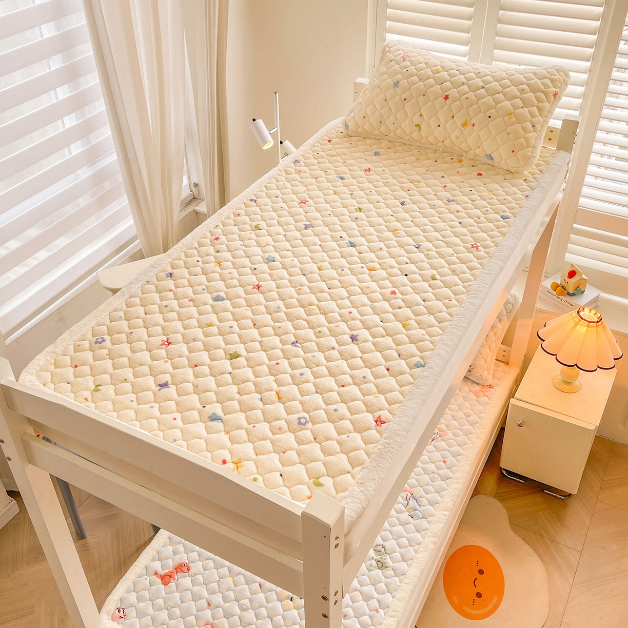 91家纺网 家纺一手货源 找家纺 喜居 2025新款加厚印花牛奶绒夹棉床垫床褥垫褥子床护垫 童话星空