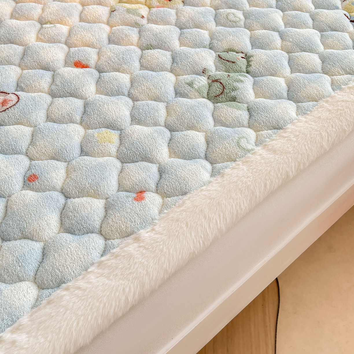 91家纺网 家纺一手货源 找家纺 喜居 2025新款加厚印花牛奶绒夹棉床垫床褥垫褥子床护垫 恐龙乐园