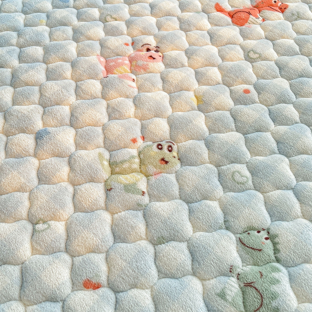 91家纺网 家纺一手货源 找家纺 喜居 2025新款加厚印花牛奶绒夹棉床垫床褥垫褥子床护垫 恐龙乐园