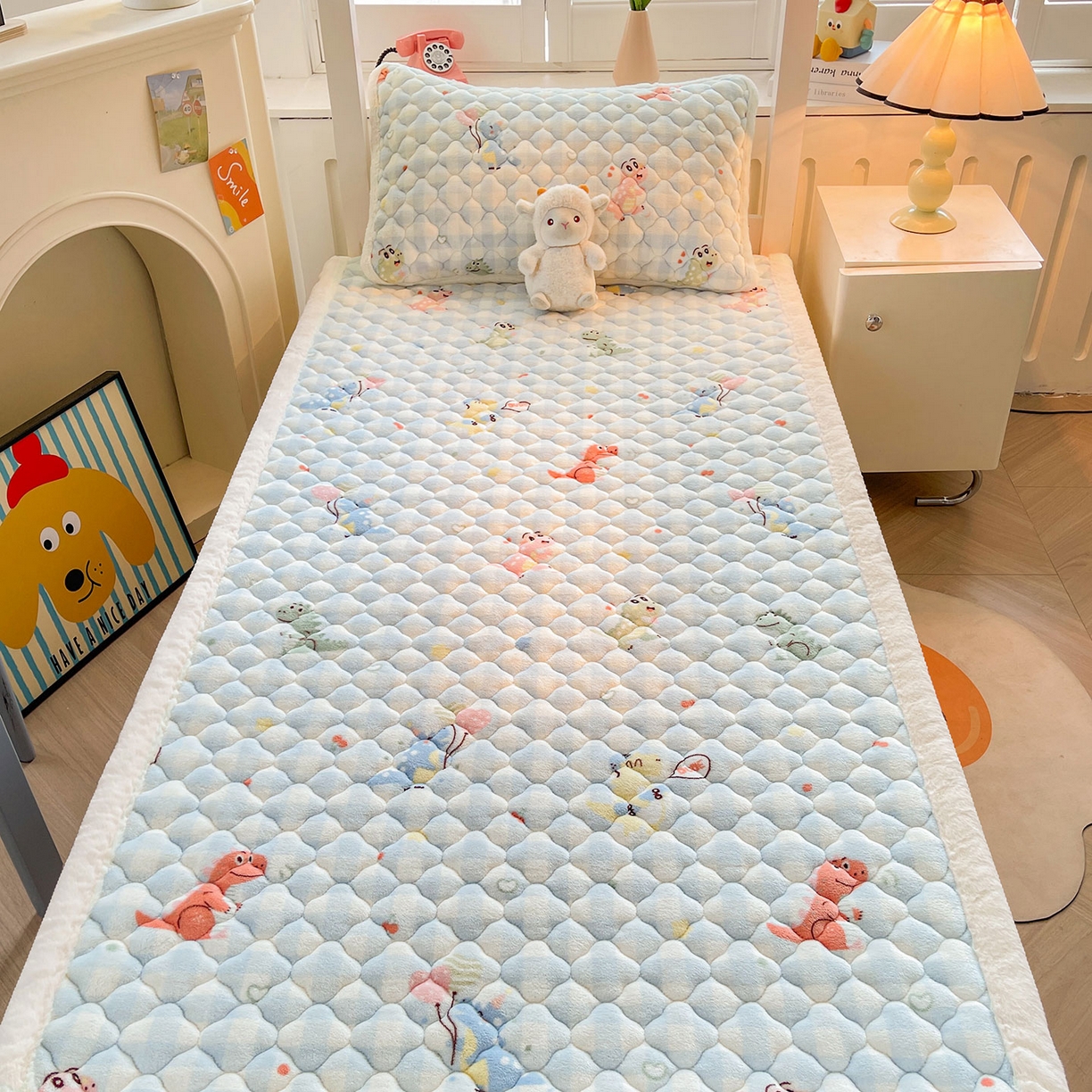 91家纺网 家纺一手货源 找家纺 喜居 2025新款加厚印花牛奶绒夹棉床垫床褥垫褥子床护垫 恐龙乐园