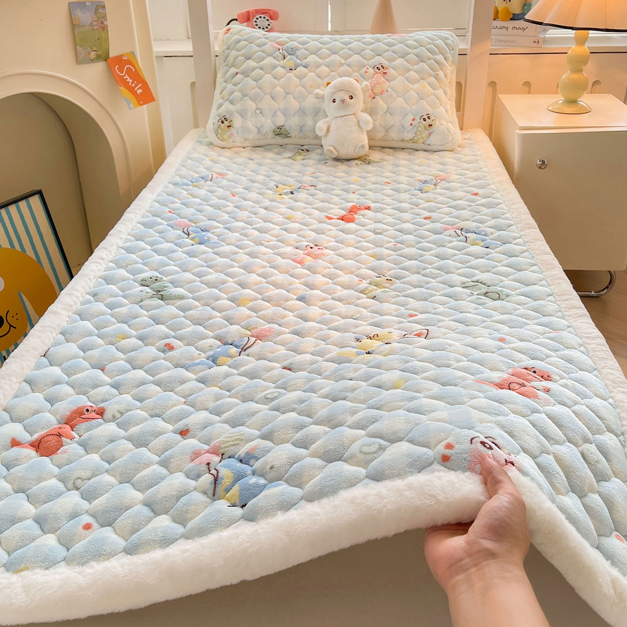 91家纺网 家纺一手货源 找家纺 喜居 2025新款加厚印花牛奶绒夹棉床垫床褥垫褥子床护垫 恐龙乐园
