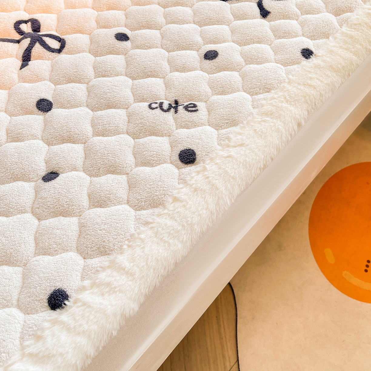 91家纺网 家纺一手货源 找家纺 喜居 2025新款加厚印花牛奶绒夹棉床垫床褥垫褥子床护垫 波点蝴蝶结