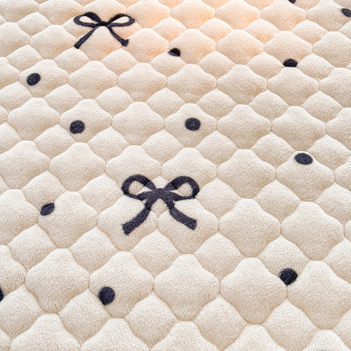 91家纺网 家纺一手货源 找家纺 喜居 2025新款加厚印花牛奶绒夹棉床垫床褥垫褥子床护垫 波点蝴蝶结