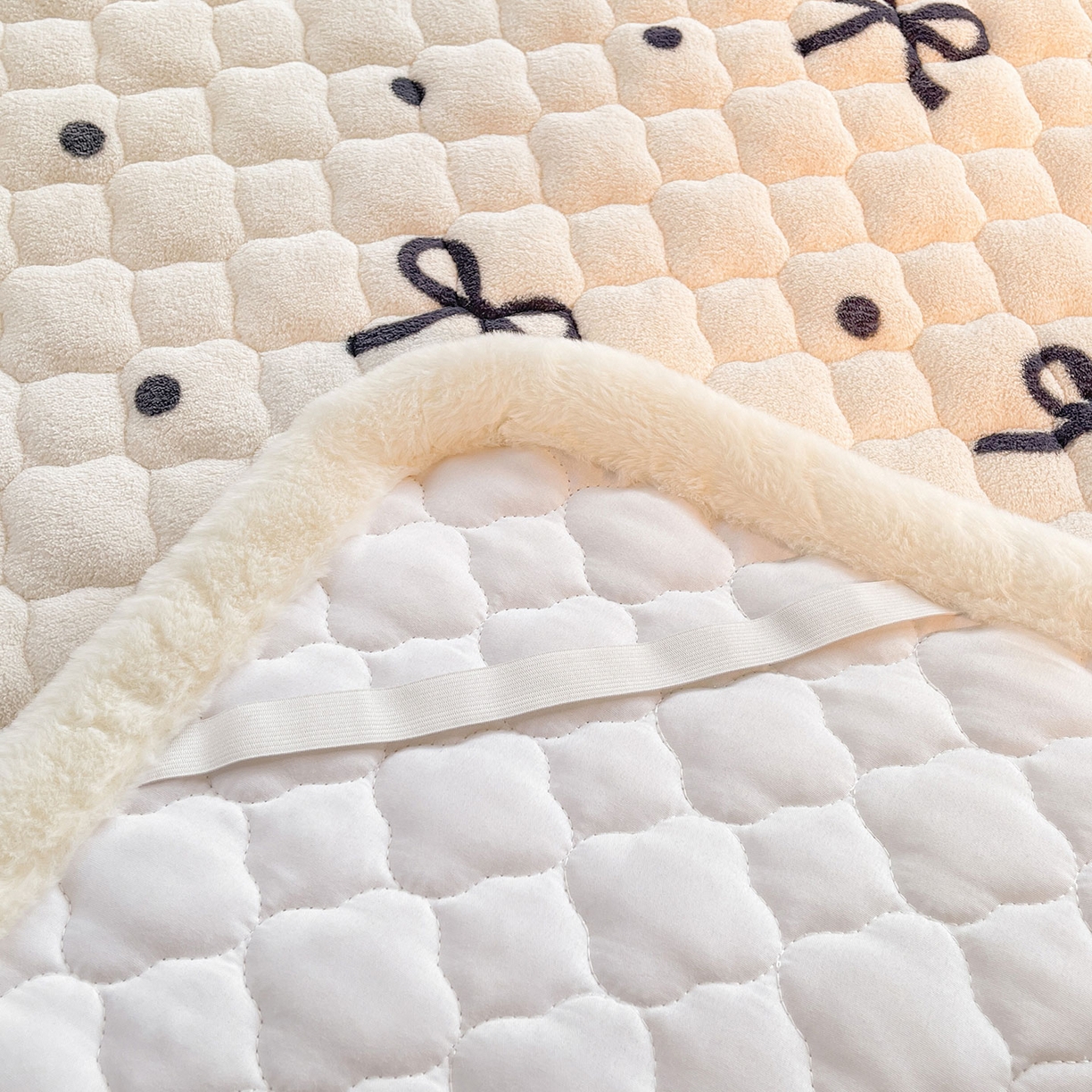 91家纺网 家纺一手货源 找家纺 喜居 2025新款加厚印花牛奶绒夹棉床垫床褥垫褥子床护垫 波点蝴蝶结