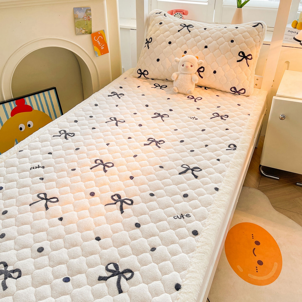 91家纺网 家纺一手货源 找家纺 喜居 2025新款加厚印花牛奶绒夹棉床垫床褥垫褥子床护垫 波点蝴蝶结