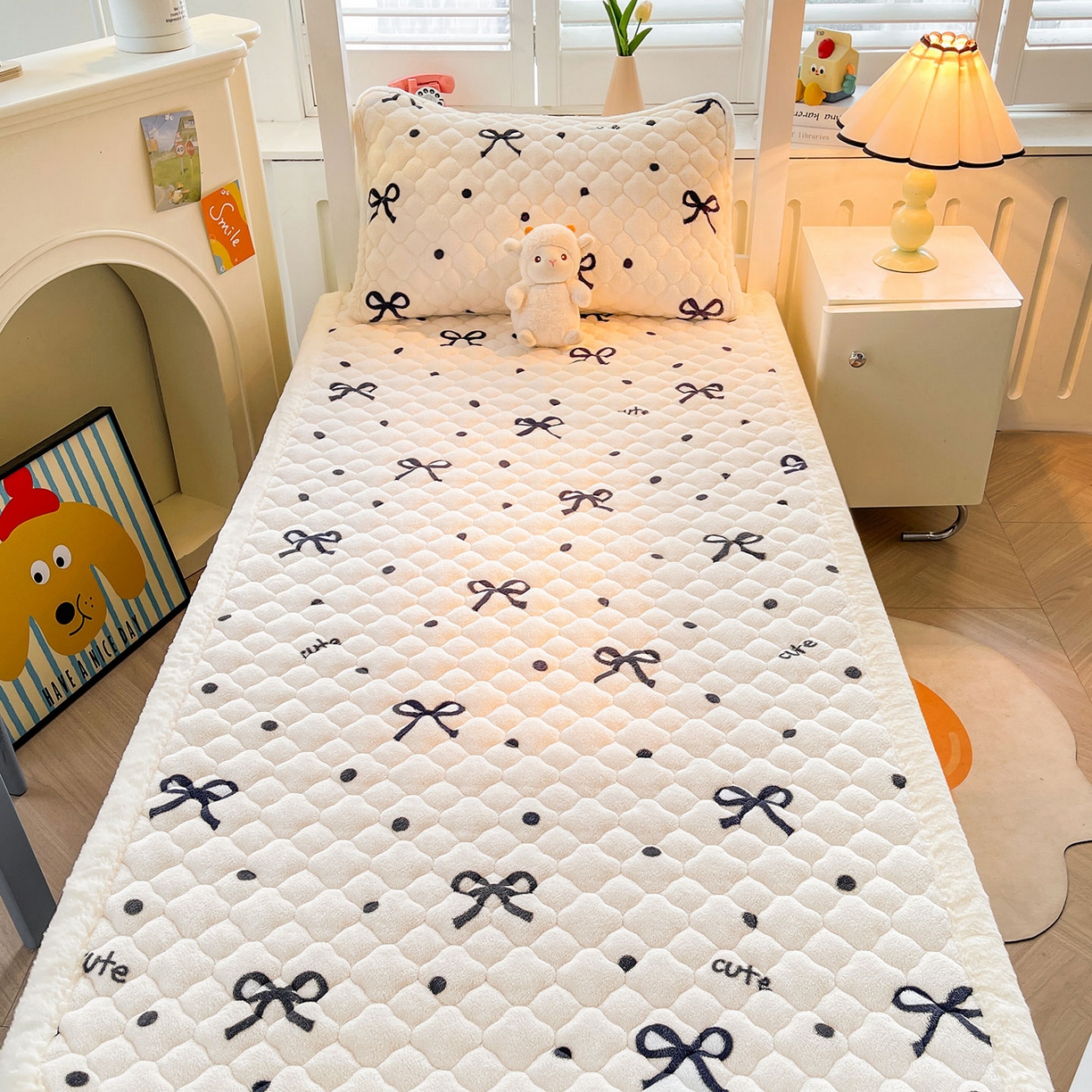 91家纺网 家纺一手货源 找家纺 喜居 2025新款加厚印花牛奶绒夹棉床垫床褥垫褥子床护垫 波点蝴蝶结