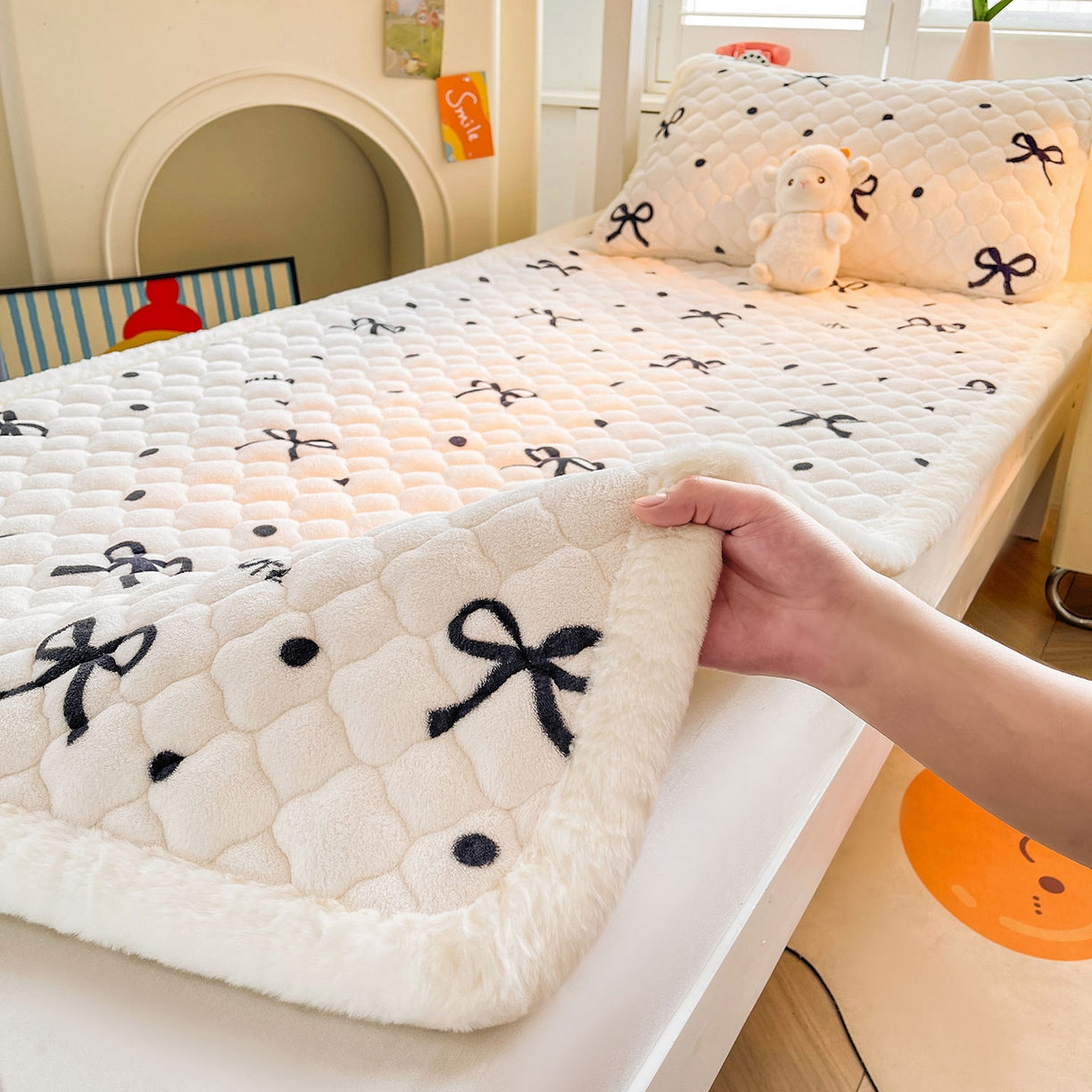 91家纺网 家纺一手货源 找家纺 喜居 2025新款加厚印花牛奶绒夹棉床垫床褥垫褥子床护垫 波点蝴蝶结