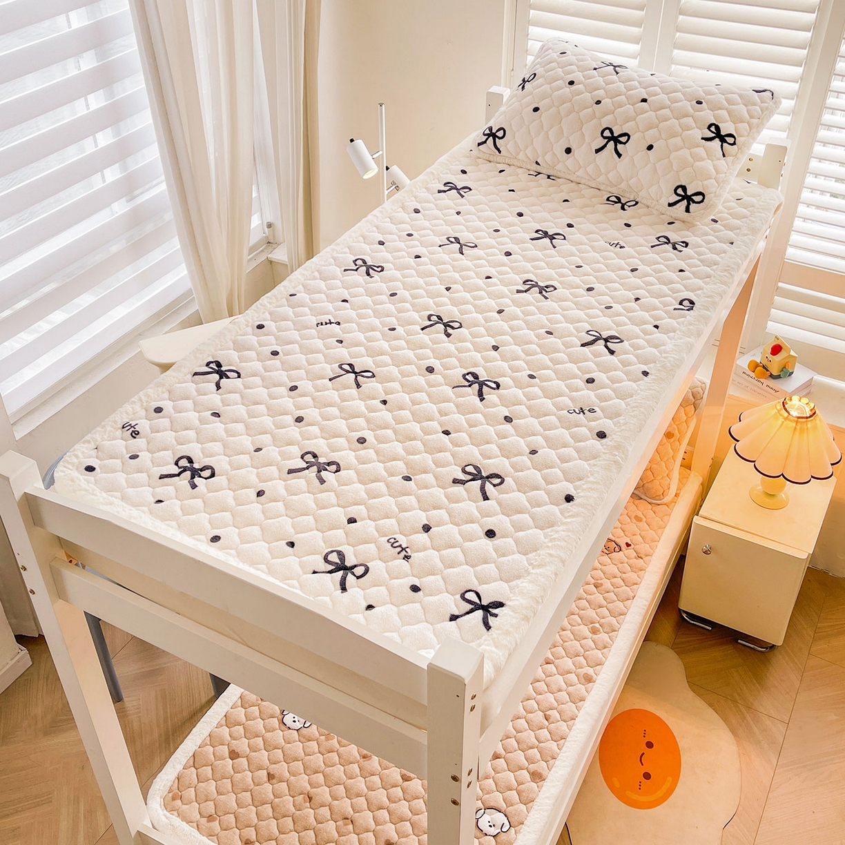 91家纺网 家纺一手货源 找家纺 喜居 2025新款加厚印花牛奶绒夹棉床垫床褥垫褥子床护垫 波点蝴蝶结