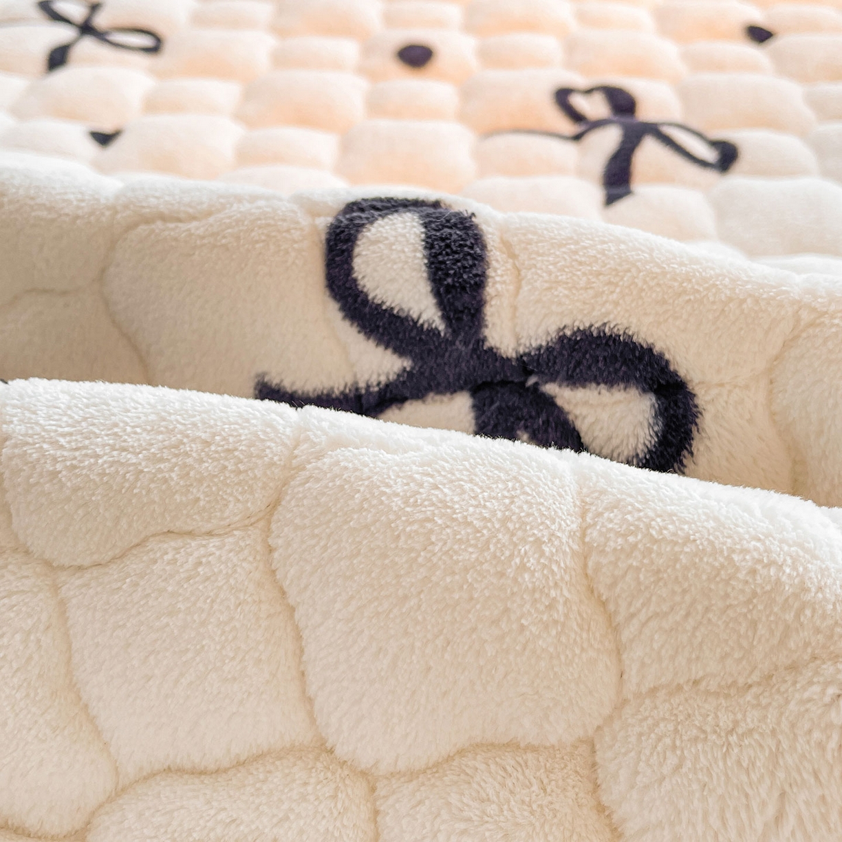 91家纺网 家纺一手货源 找家纺 喜居 2025新款加厚印花牛奶绒夹棉床垫床褥垫褥子床护垫 波点蝴蝶结