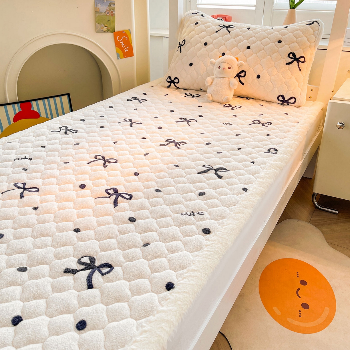 91家纺网 家纺一手货源 找家纺 喜居 2025新款加厚印花牛奶绒夹棉床垫床褥垫褥子床护垫 波点蝴蝶结