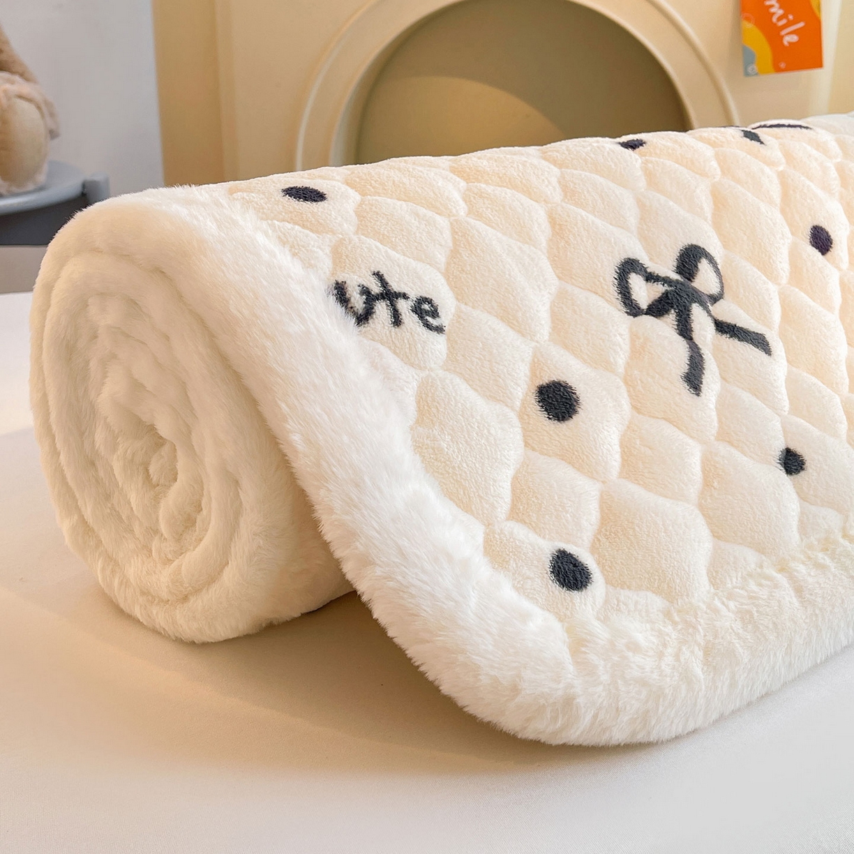 91家纺网 家纺一手货源 找家纺 喜居 2025新款加厚印花牛奶绒夹棉床垫床褥垫褥子床护垫 波点蝴蝶结