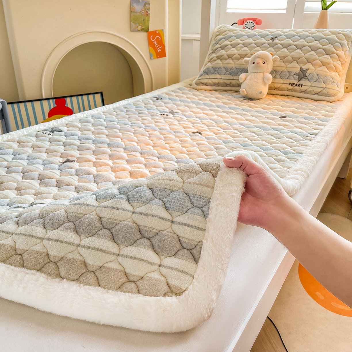 91家纺网 家纺一手货源 找家纺 喜居 2025新款加厚印花牛奶绒夹棉床垫床褥垫褥子床护垫 星河