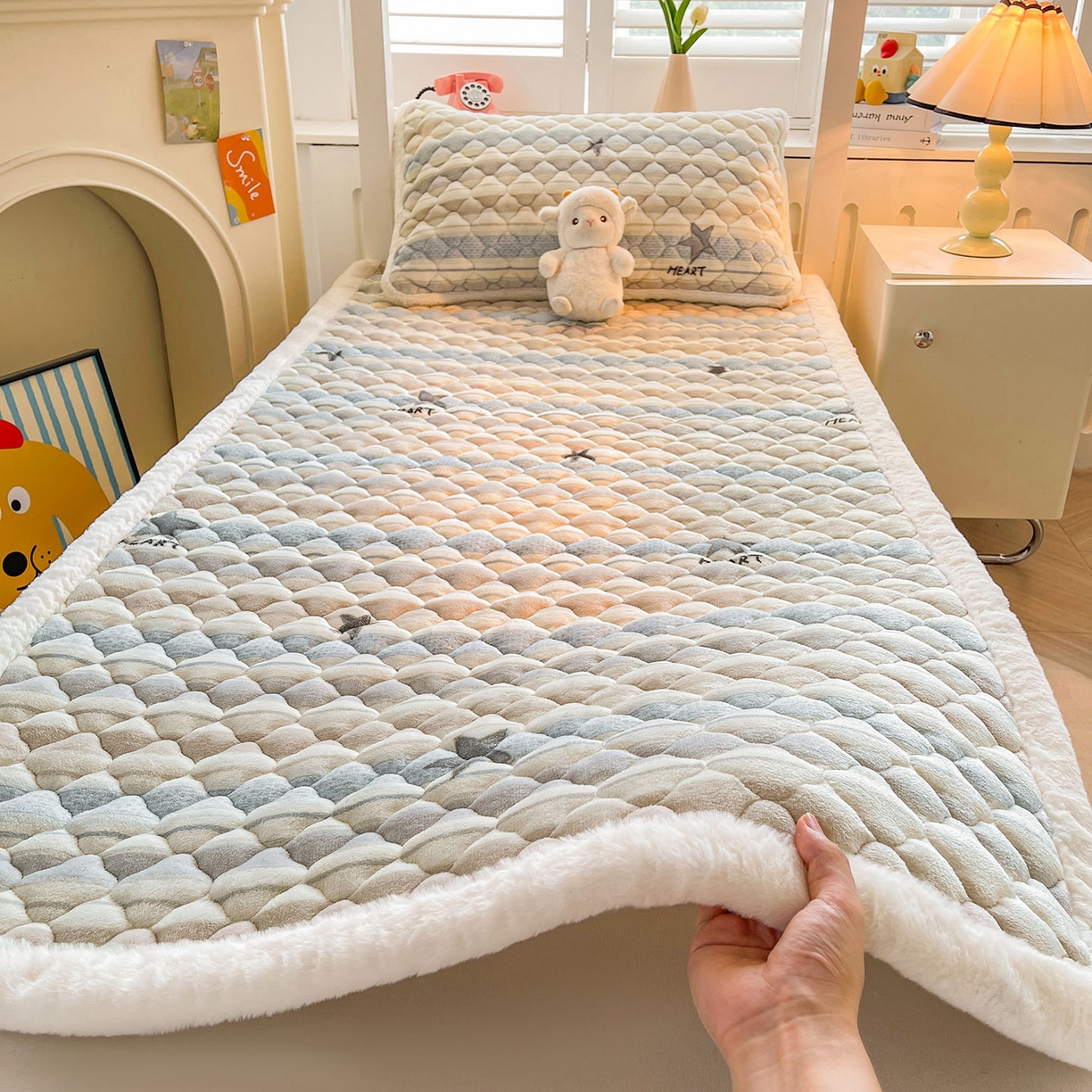 91家纺网 家纺一手货源 找家纺 喜居 2025新款加厚印花牛奶绒夹棉床垫床褥垫褥子床护垫 星河