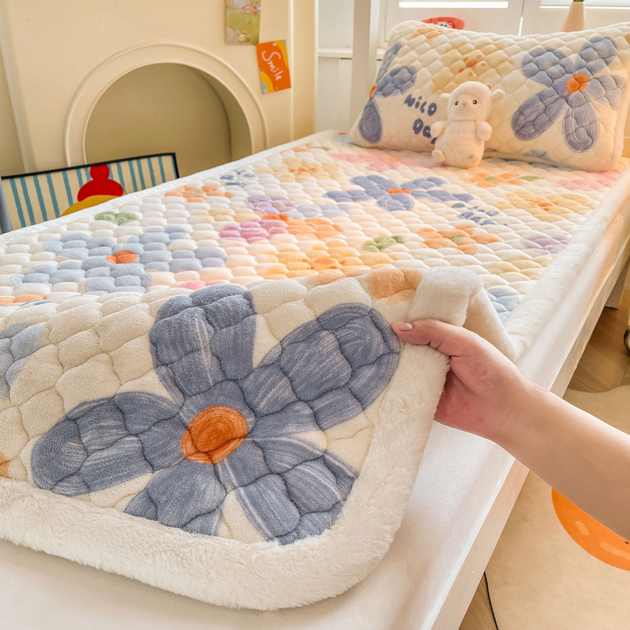 91家纺网 家纺一手货源 找家纺 喜居 2025新款加厚印花牛奶绒夹棉床垫床褥垫褥子床护垫 幸福花