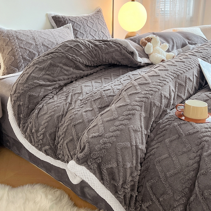 91家纺网 家纺一手货源 找家纺 贝拉梦家纺 2025新款加厚塔芙绒菱格纯色素色牛奶绒四件套 古鼎灰