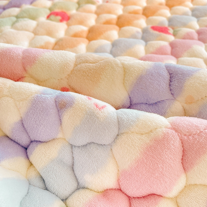 91家纺网 家纺一手货源 找家纺 喜居 2025新款加厚印花牛奶绒夹棉床垫床褥垫褥子床护垫 炫彩草莓