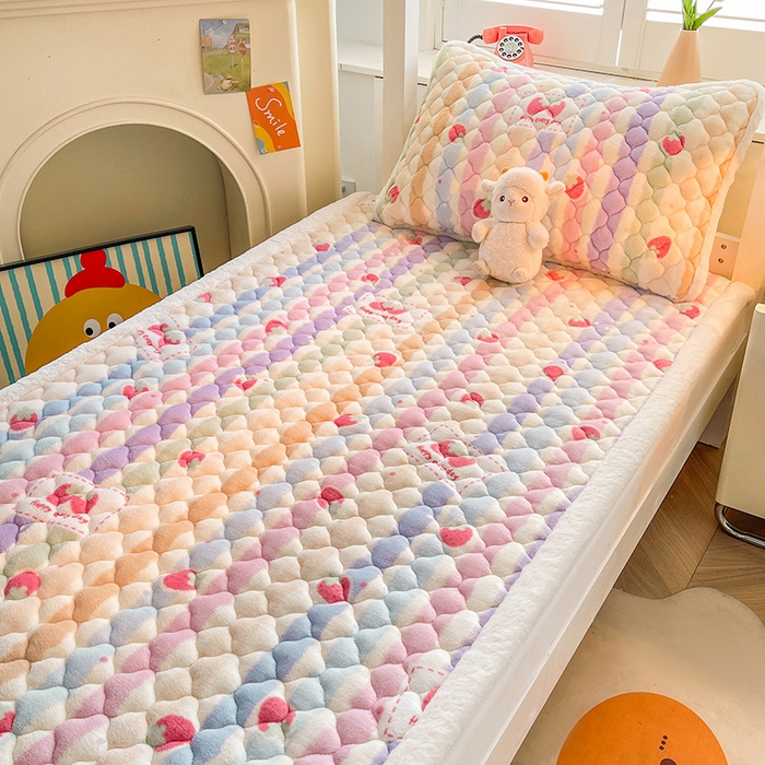 91家纺网 家纺一手货源 找家纺 喜居 2025新款加厚印花牛奶绒夹棉床垫床褥垫褥子床护垫 炫彩草莓