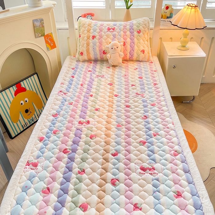 91家纺网 家纺一手货源 找家纺 喜居 2025新款加厚印花牛奶绒夹棉床垫床褥垫褥子床护垫 炫彩草莓